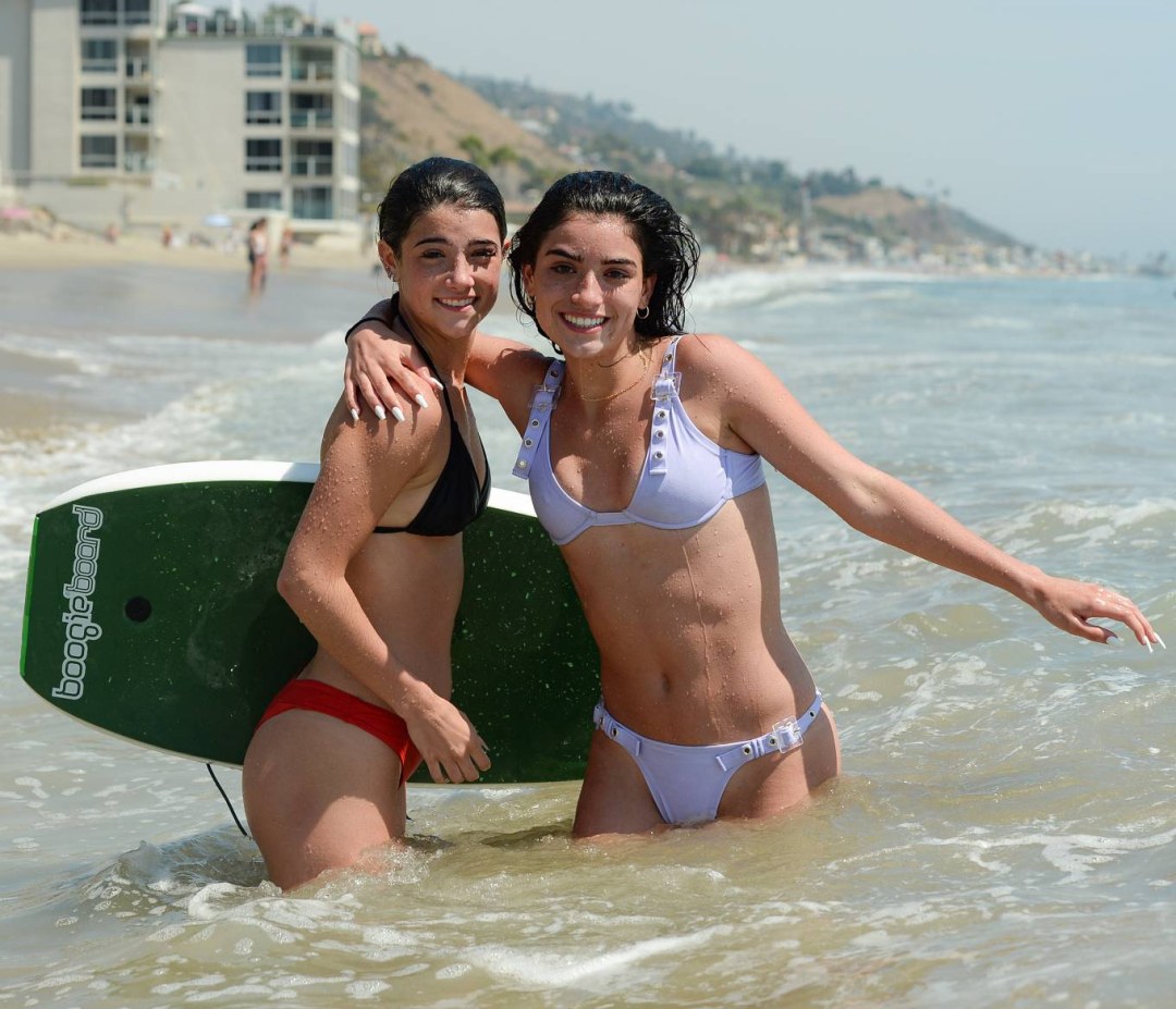 Charlie Damelio en el mar