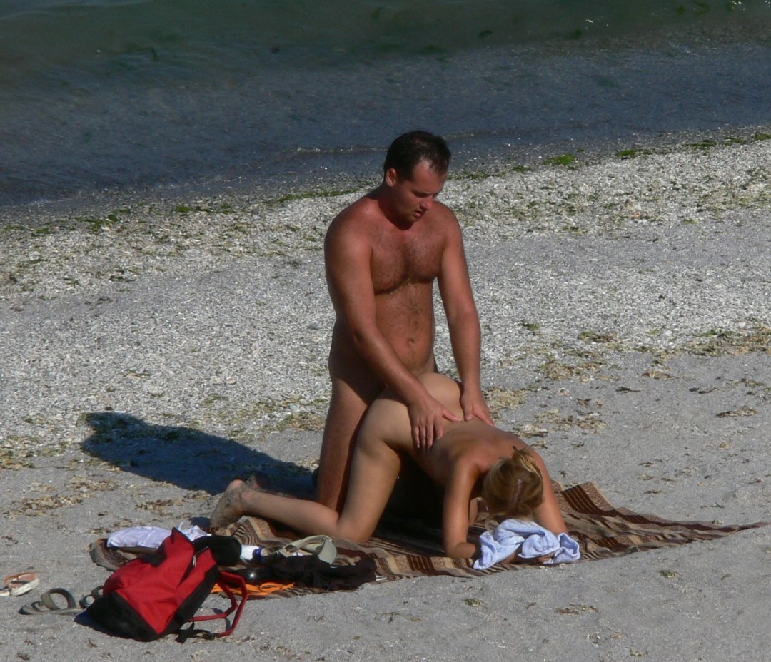 Joder en una playa pública