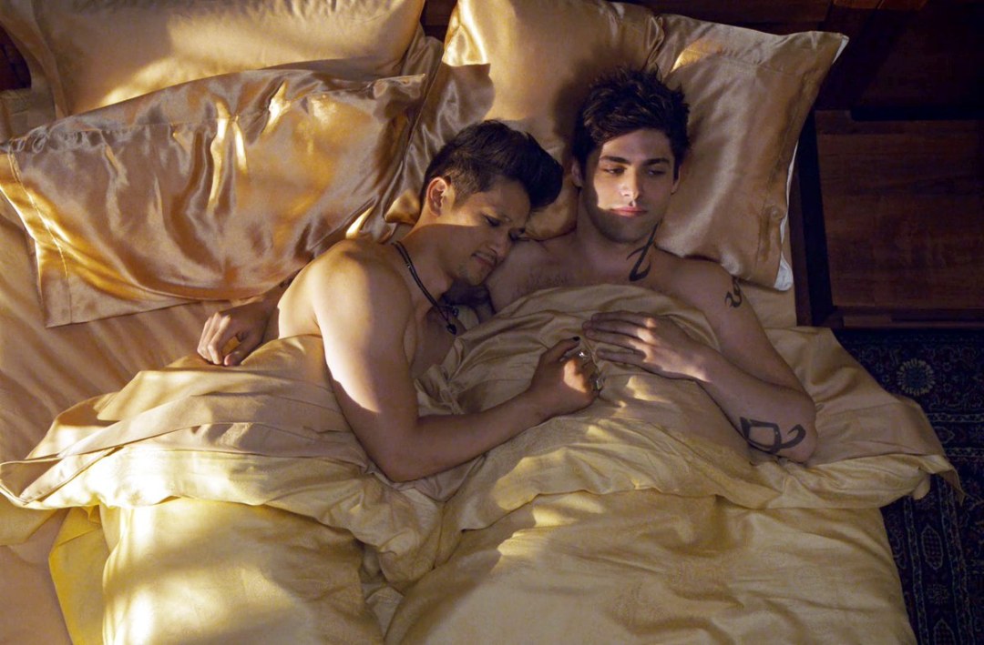 Escena de la cama Magnus y Alec