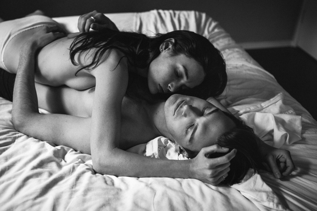 Hombre y mujer en la cama