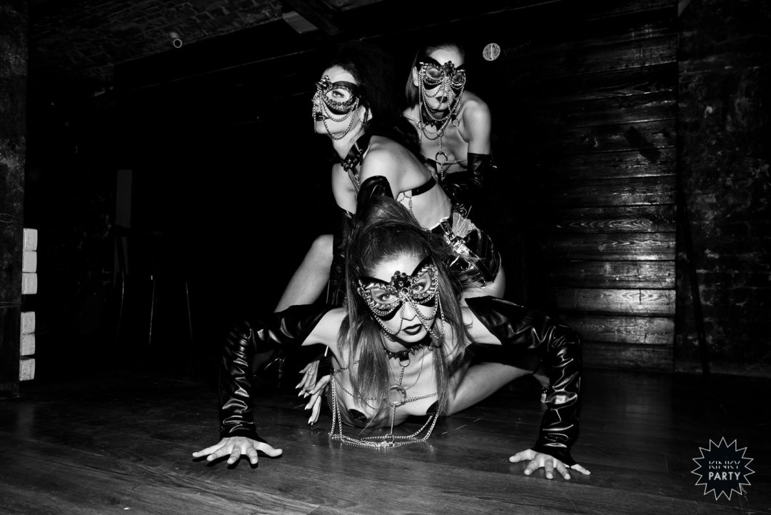 BDSM público con una chica rusa