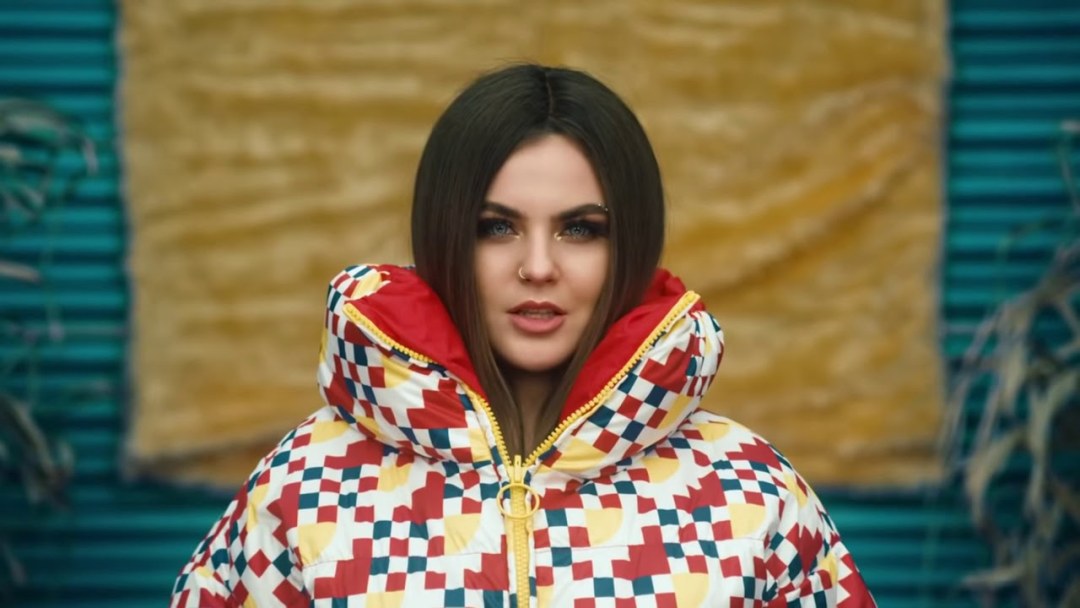 Temnikova con papel tapiz automático