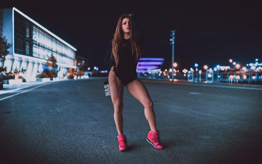 La niña está bailando cártamo