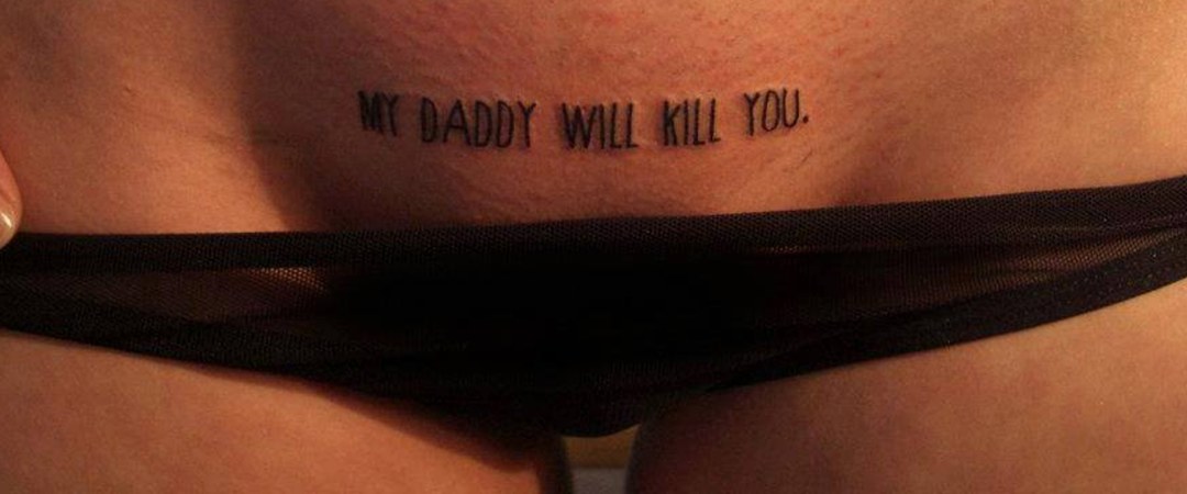 Tatuajes en lugares íntimos inscripciones para mujeres