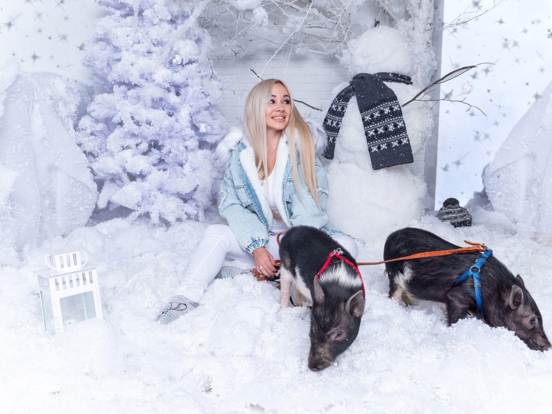 Annet Kosteenko cerca del árbol de Navidad