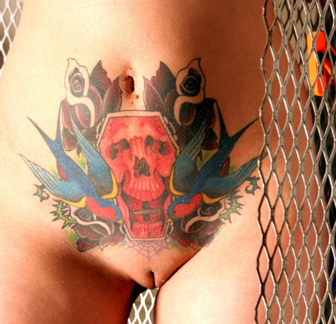 Tatuaje con una línea para niñas son pequeñas