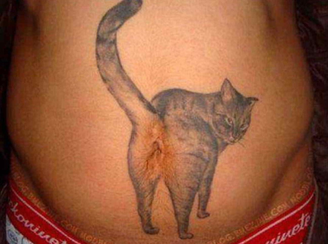 Alas de tatuaje en las nalgas
