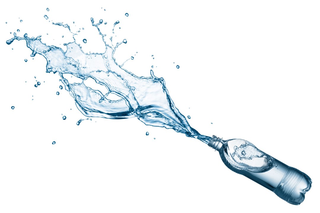 El agua se vierte de una botella