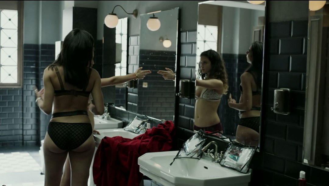 Chicas de apariencia modelo para ocio