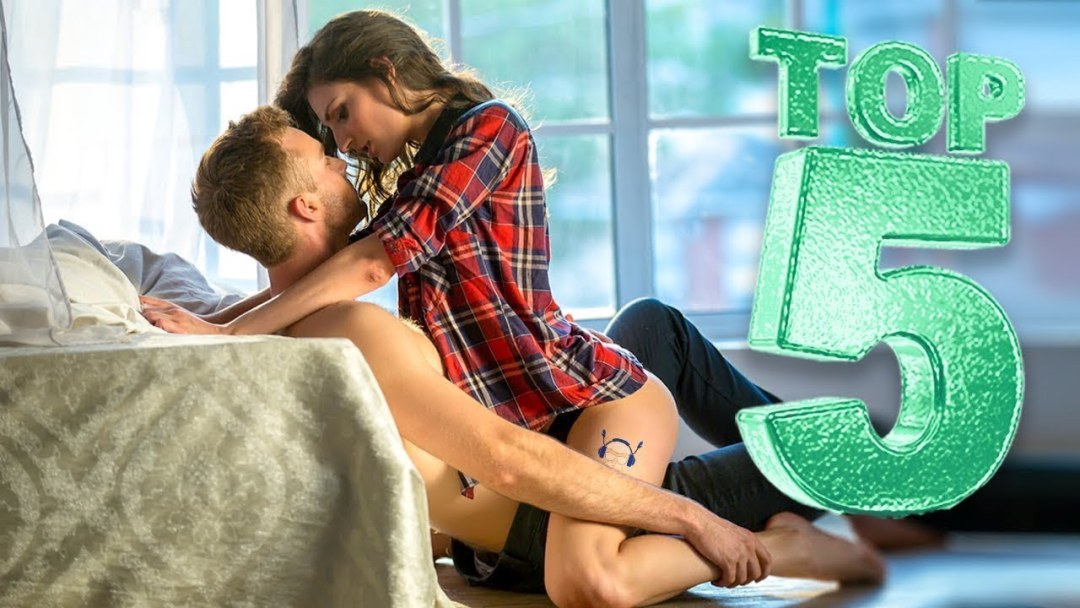 La mujer se sienta en un hombre