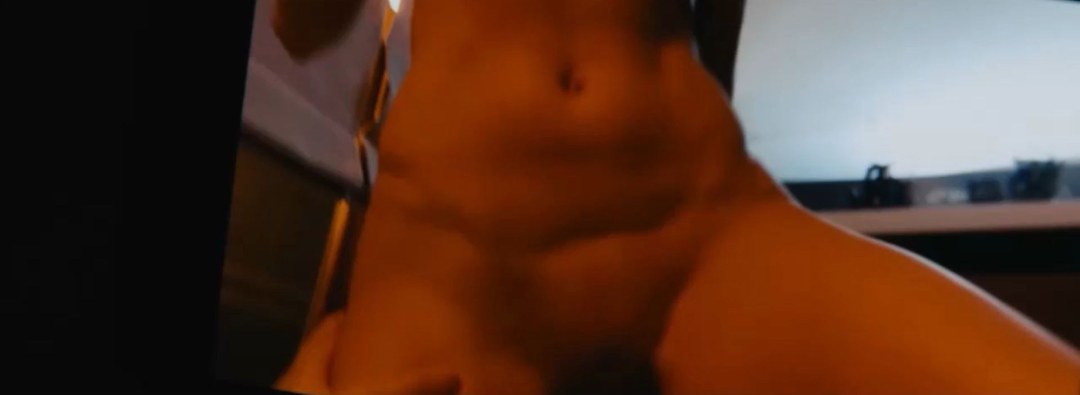 Escena de cama de Christina Asmus en la película