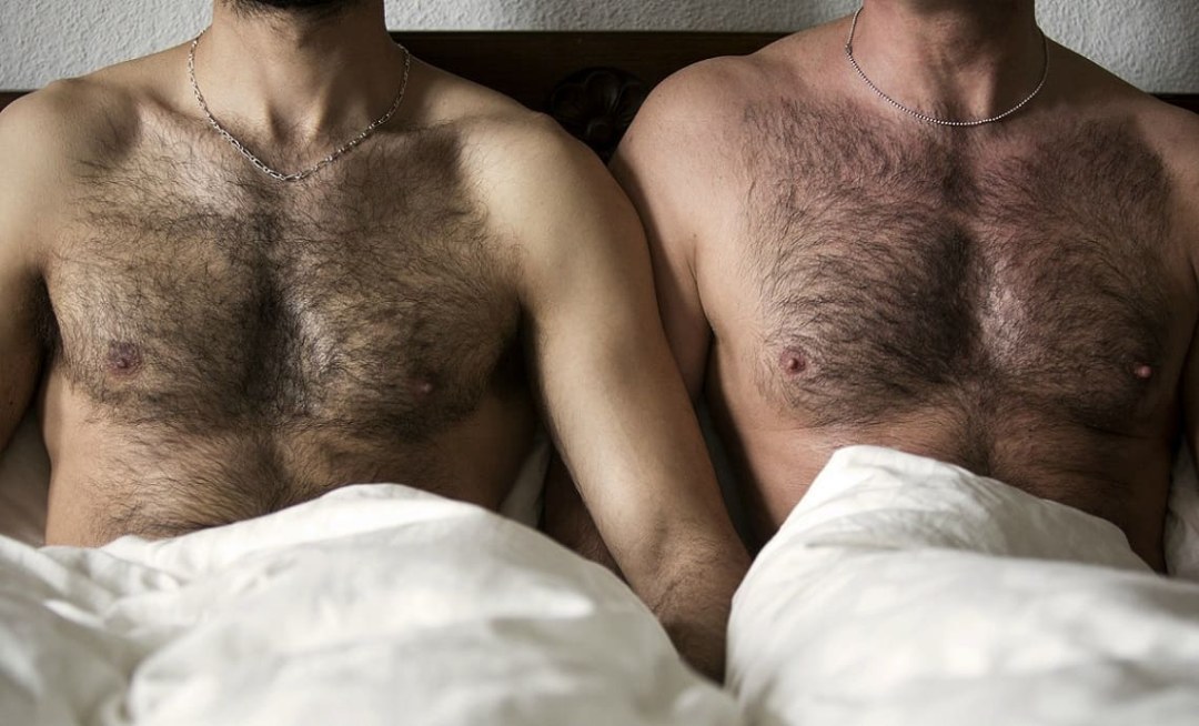 Hombre peludo en la cama