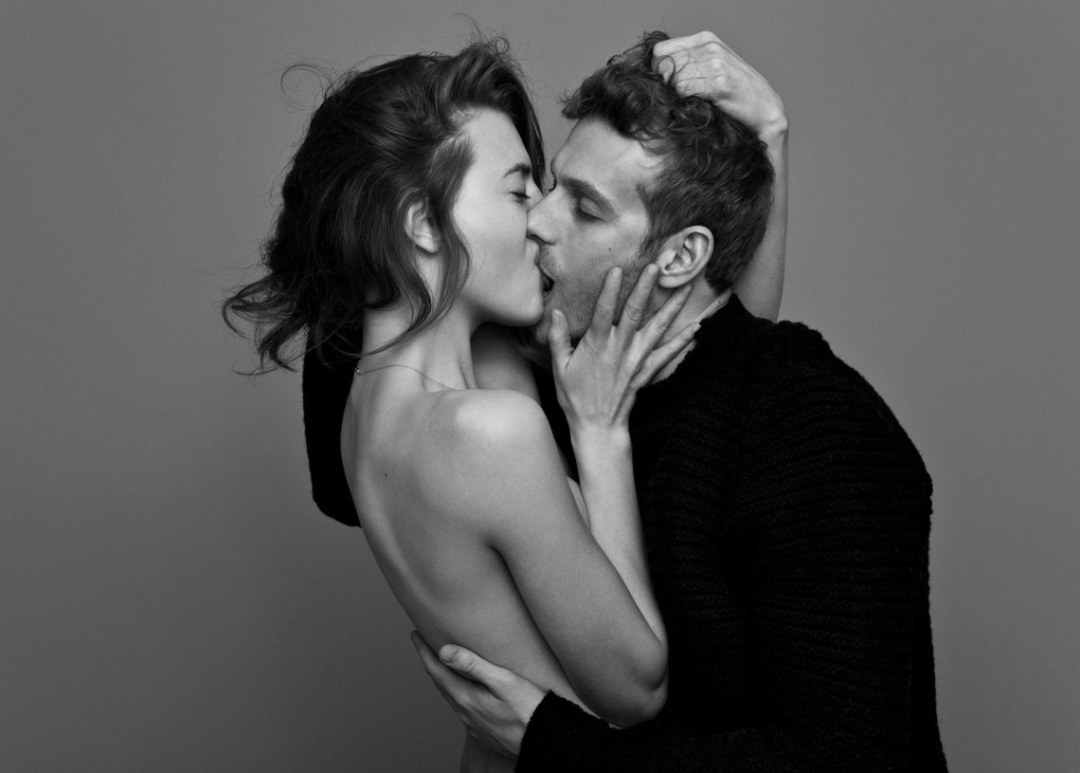 Beso apasionado de hombres y mujeres