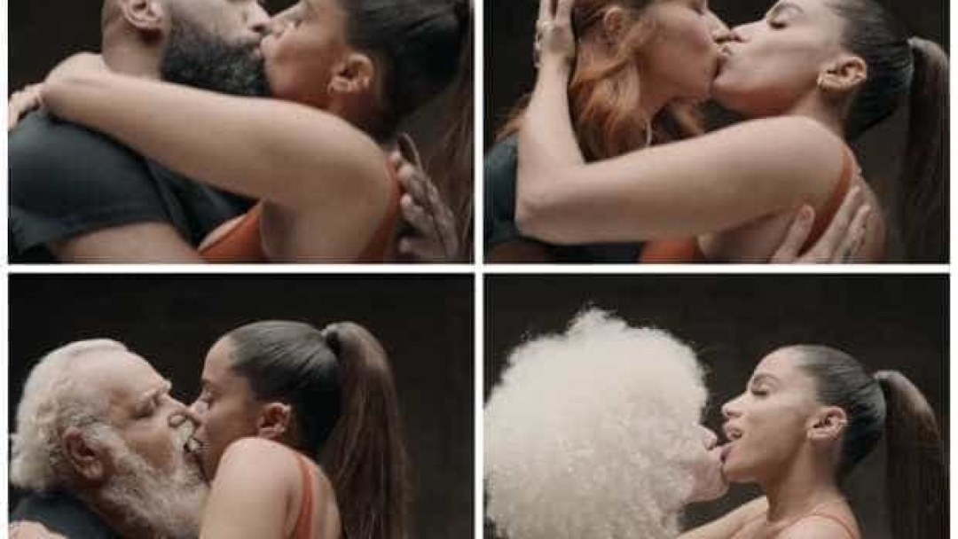 MOCA E RAPAZ BEIJANDO