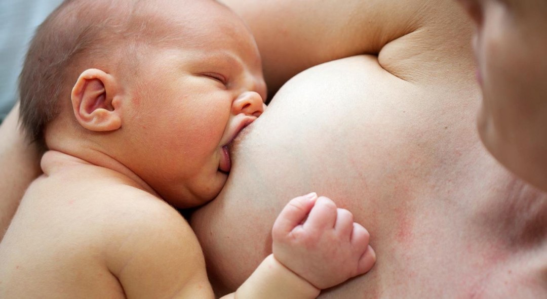 La niña come una hamburguesa