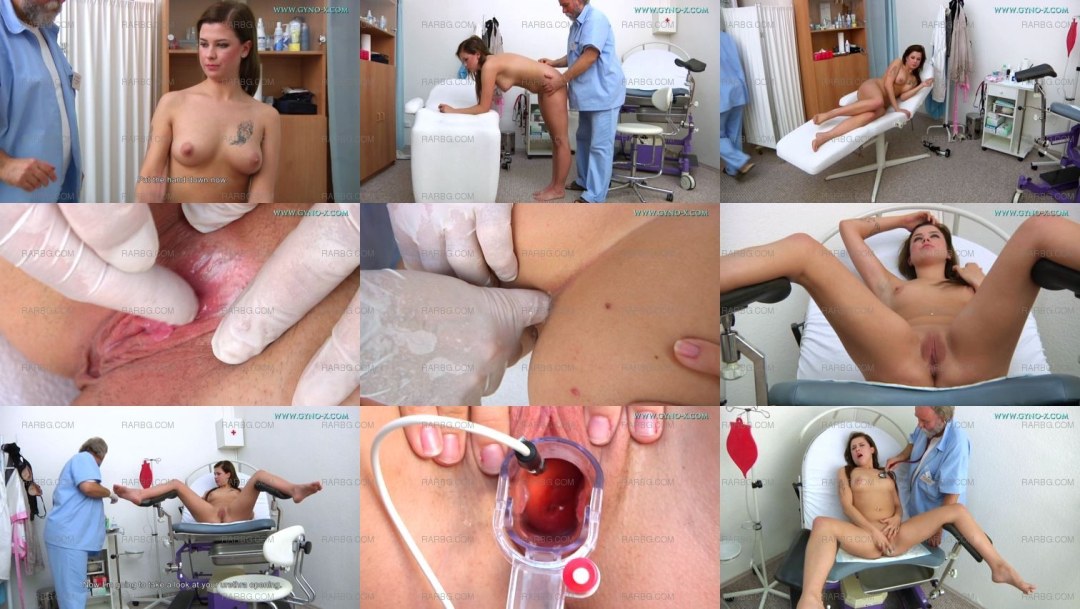 Asiático desnudo de un ginecólogo
