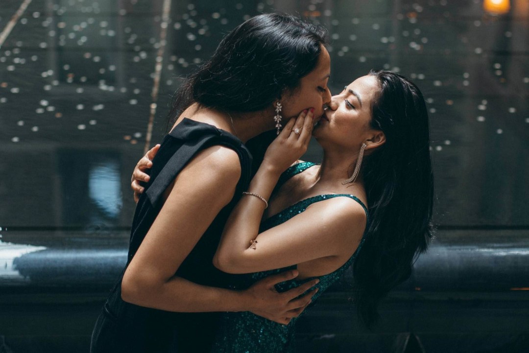 Dos chicas con grandes tetas en la piscina