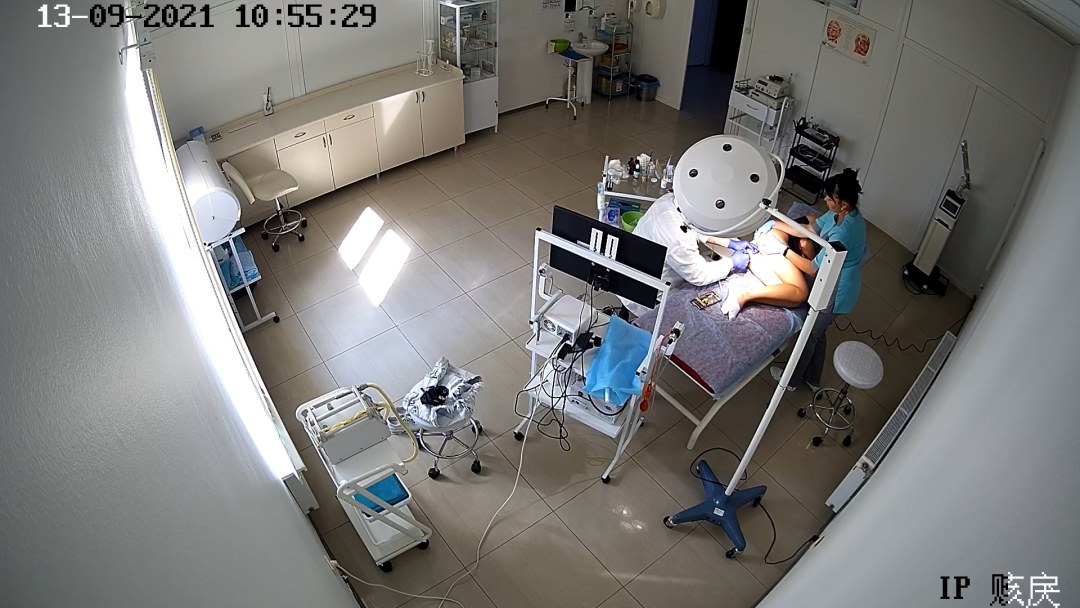 Examen rectal de una mujer desnuda