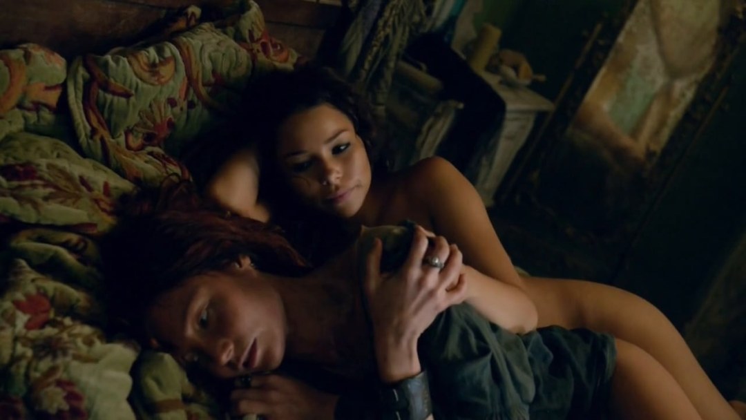 Jessica Parker Kennedy en velas negras