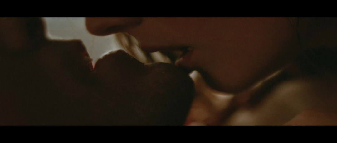 Beso apasionado con la lengua