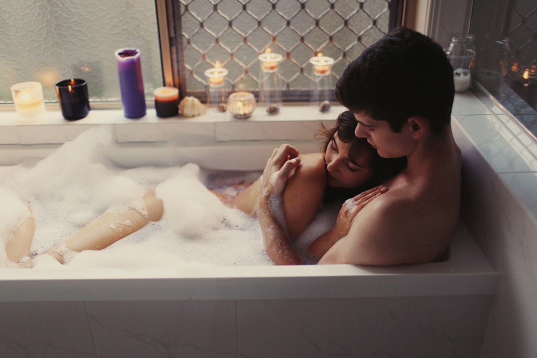Un chico con una chica en un baño
