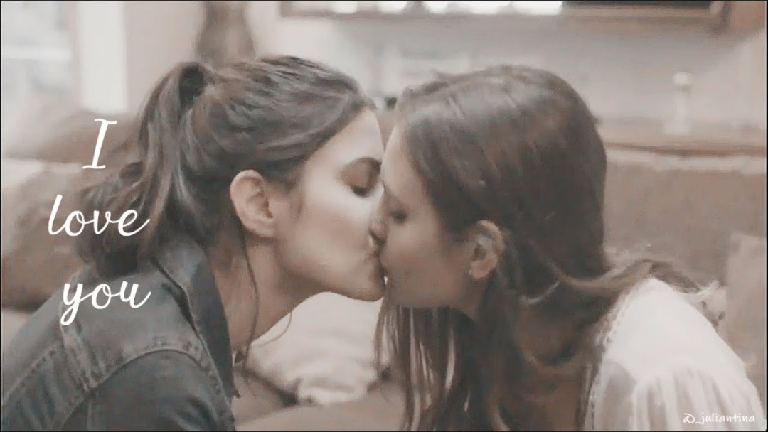 Barbara López y Macarena Achaga Beso