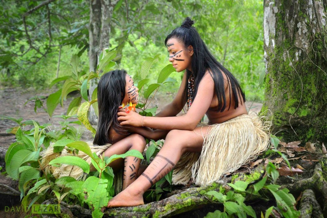 Aborígenes desnudos caníbales