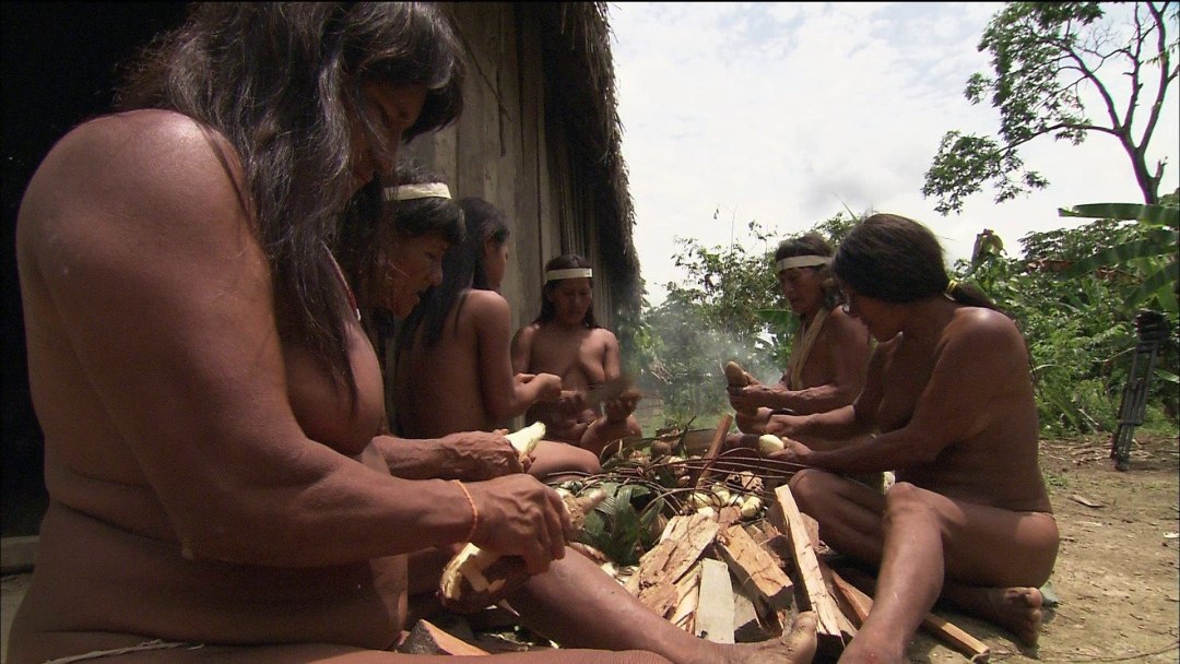 La niña fue plantada en un asador