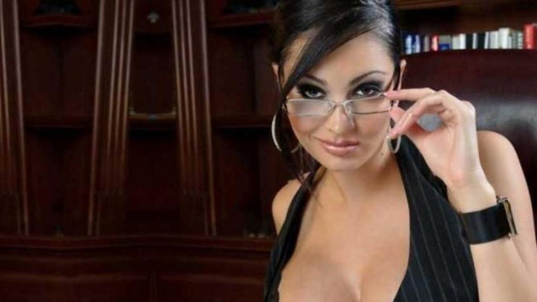 Mujeres tetonas con gafas