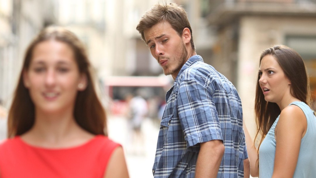 Meme con un chico y dos chicas
