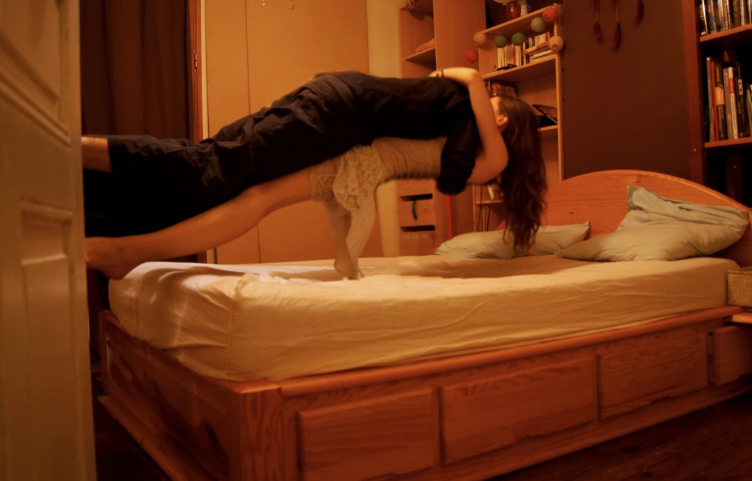 Pose de estrella en la cama