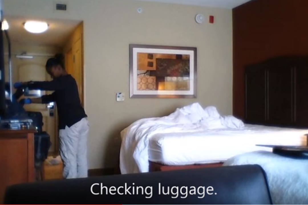 Hombre y mujer en el hotel