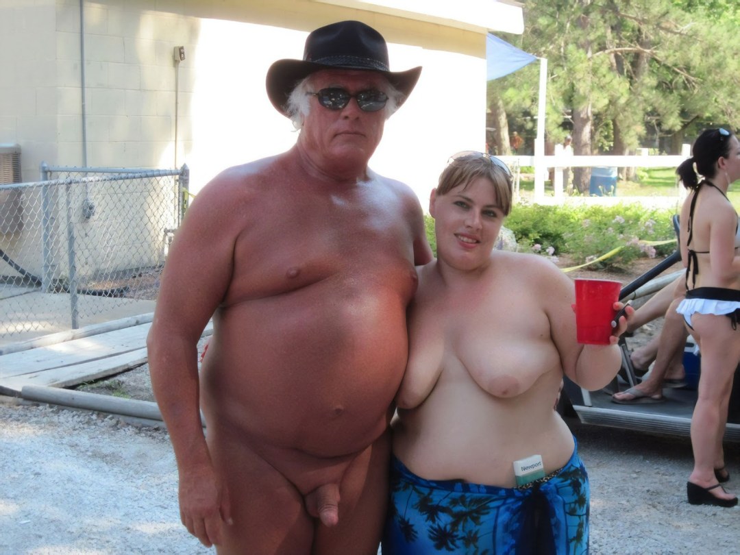 Mujeres y hombres desnudos de ancianos