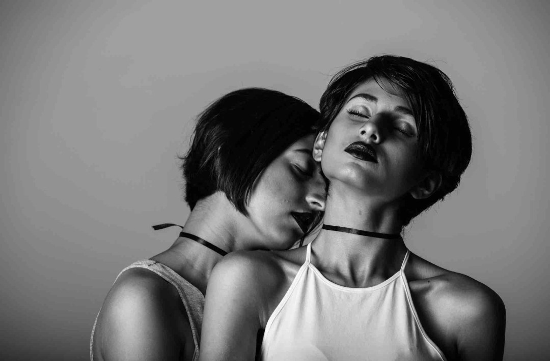 Tory Black Lesbian Beso
