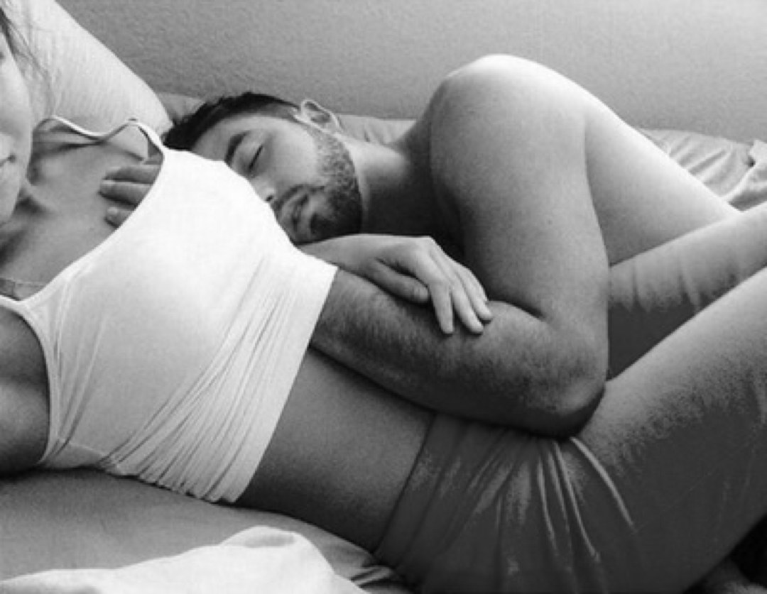 Chica duerme en un chico