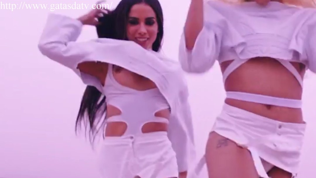 Anitta peitinho