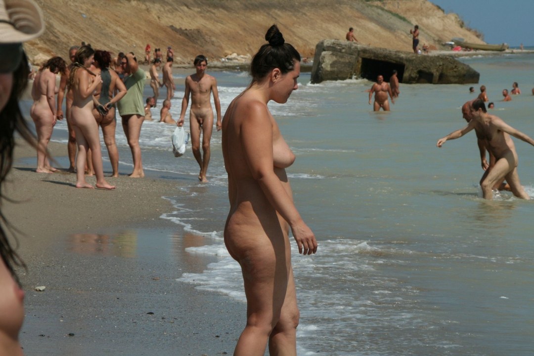 Nudistas desnudos en Rumania
