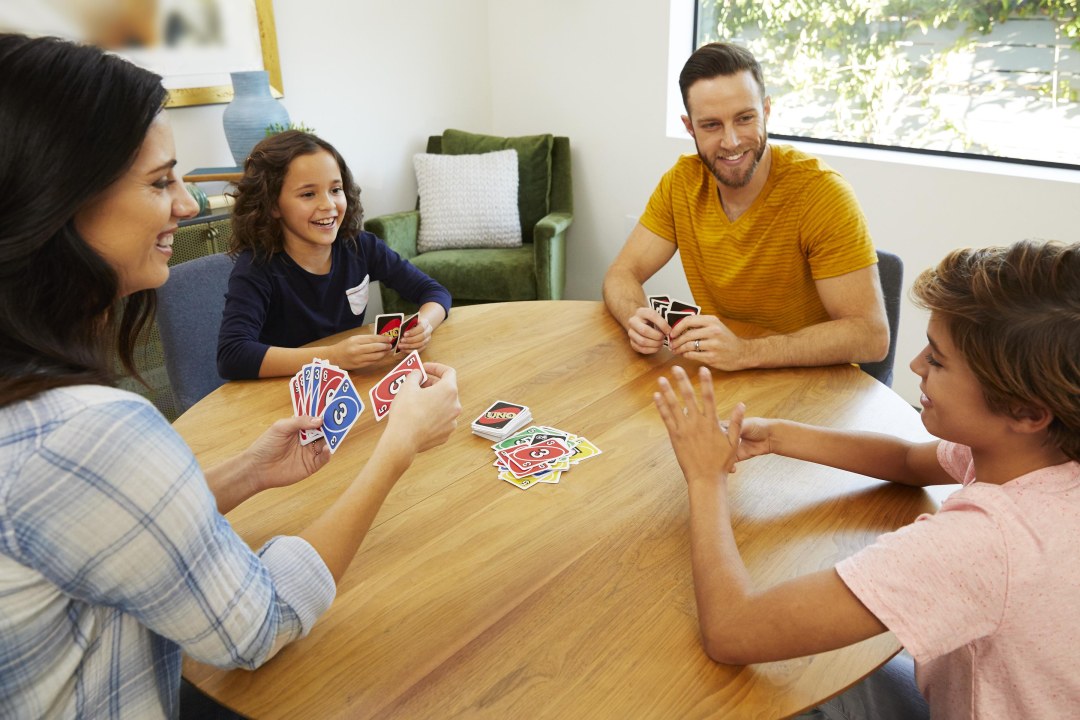 La familia juega cartas