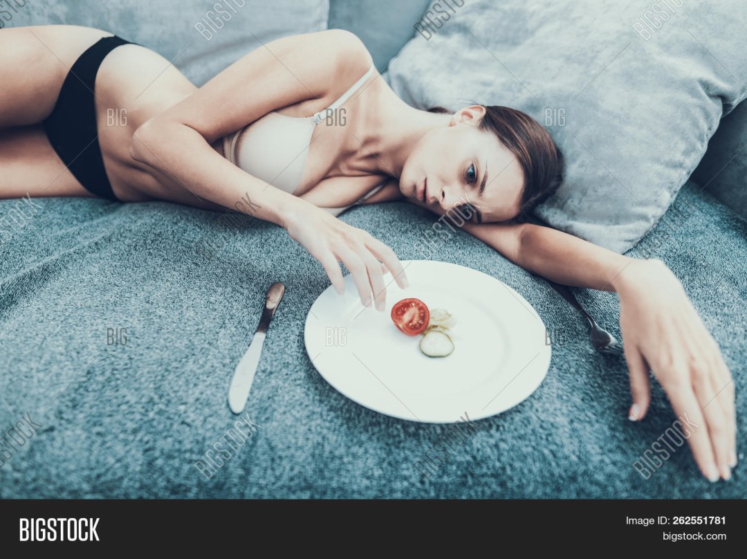 Chica en el sofá con un plato