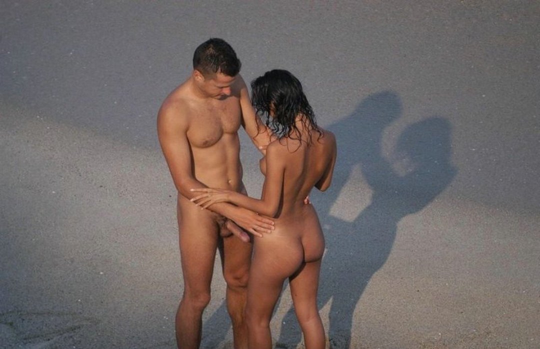 Familia de exhibicionistas en la playa