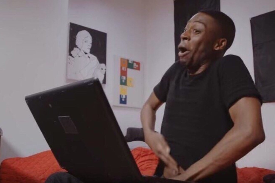 Negro frente a la computadora portátil