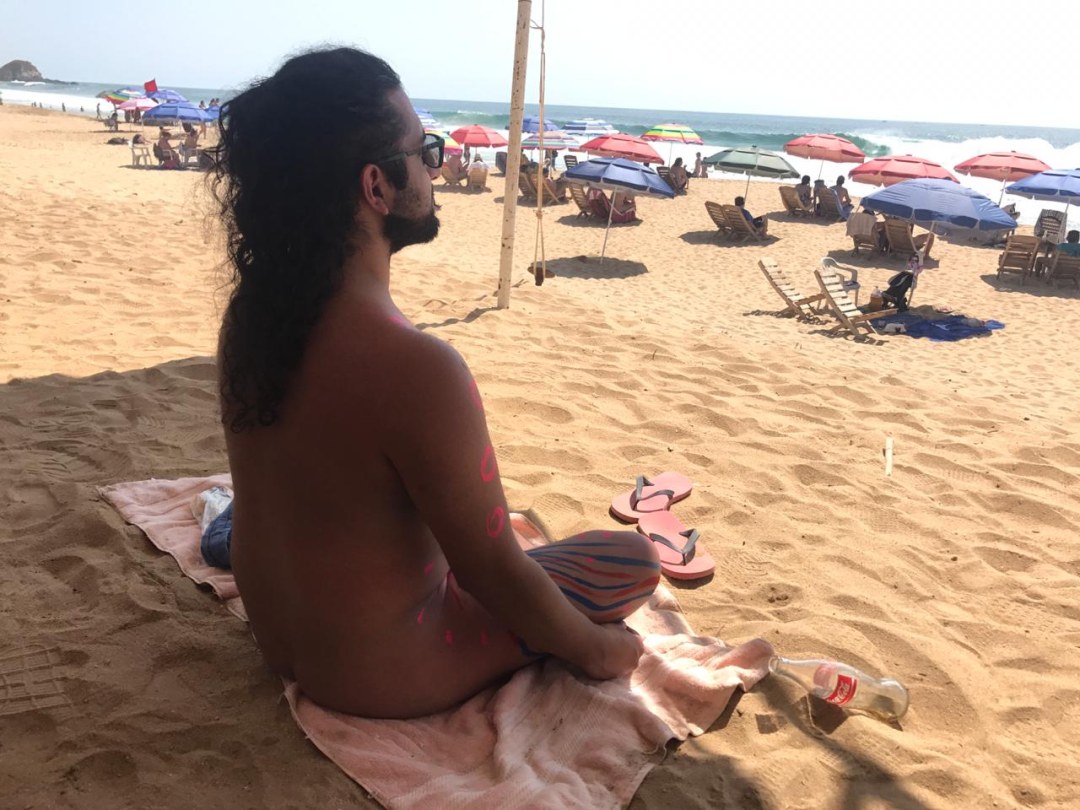 Chicas y chicos de la playa salvaje