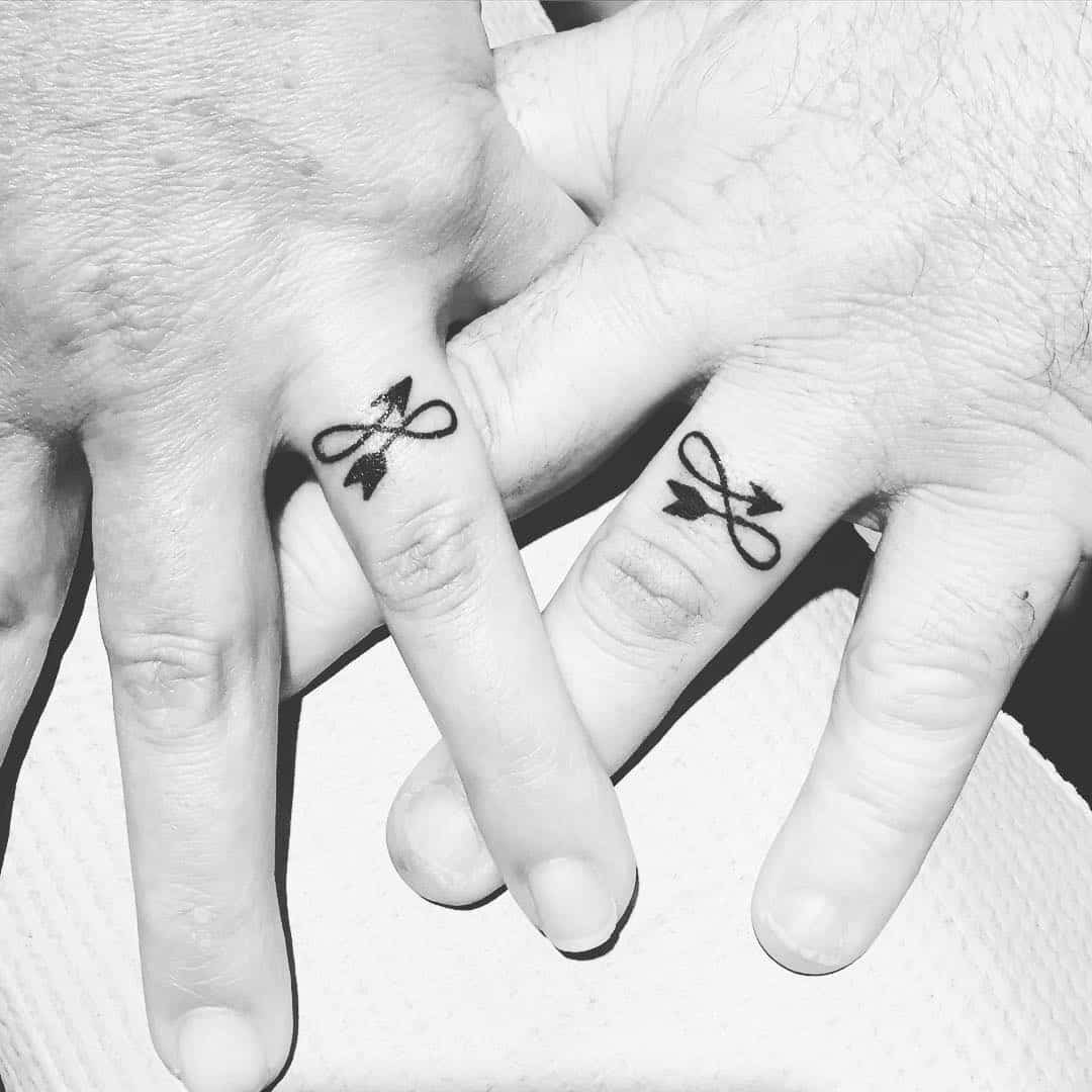 Tatuaje de brújula en el dedo