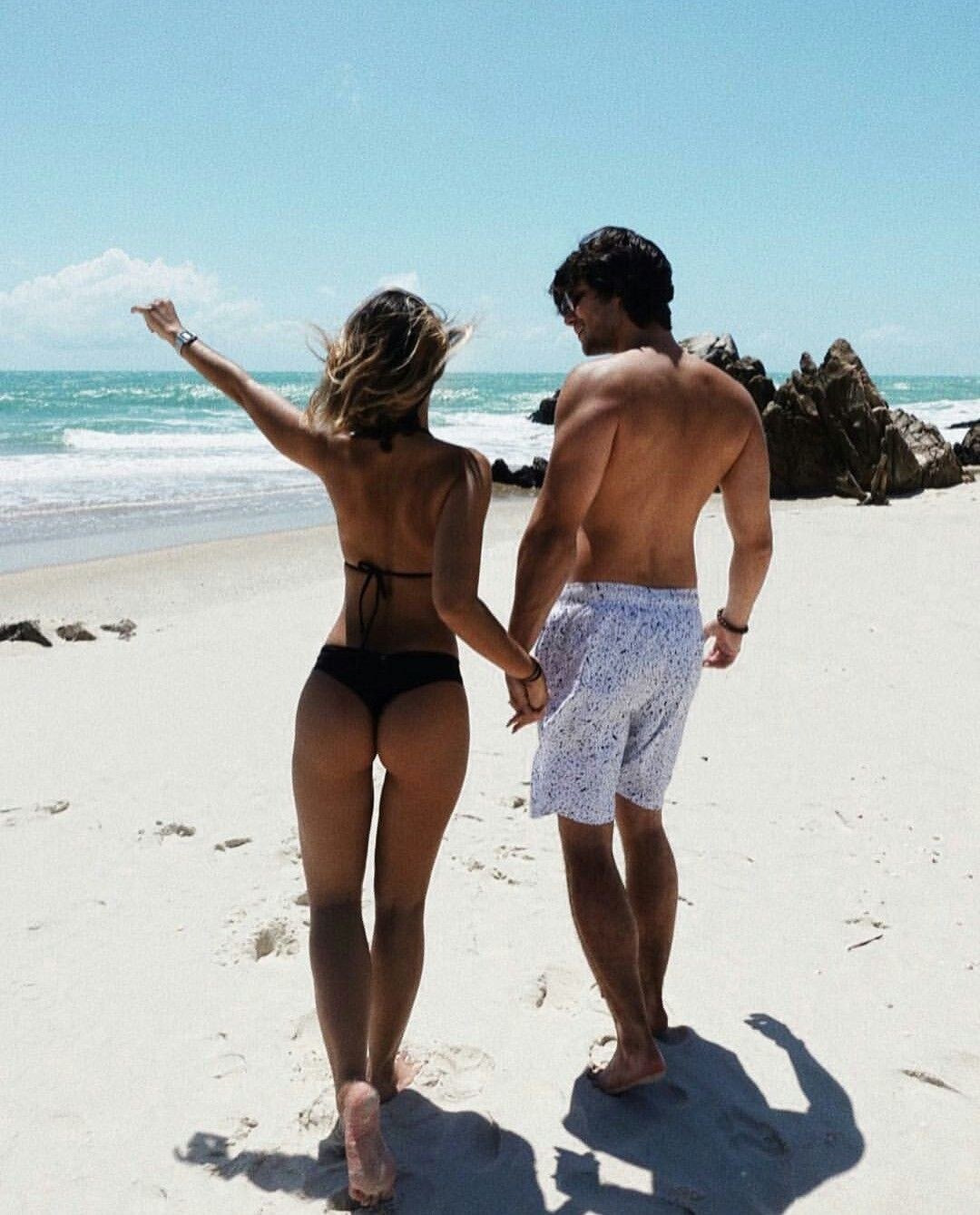 Una pareja en la playa