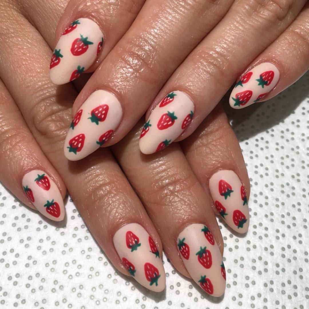 Decora tus uñas con diamantes de imitación