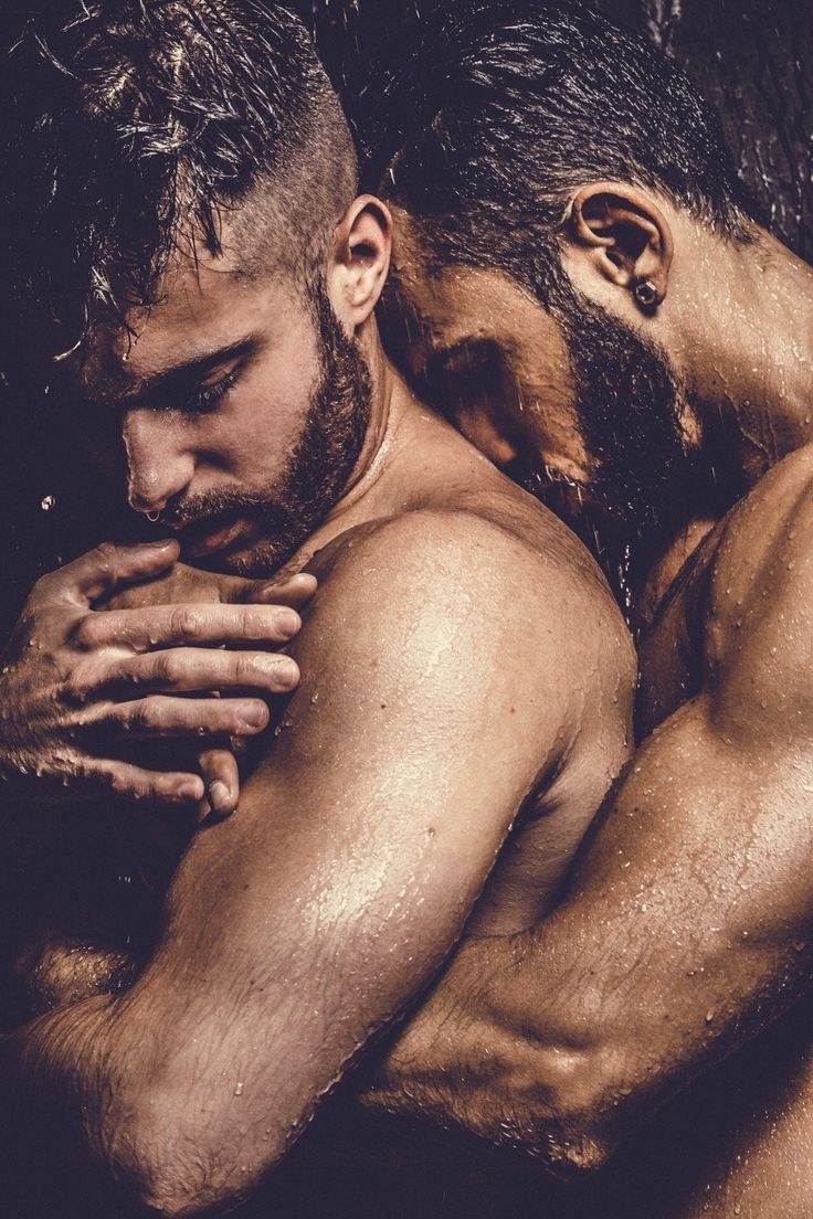 Chicos jóvenes en gorras