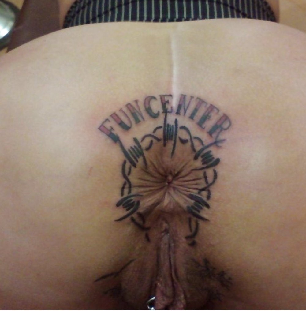 Estrella porno con tatuaje en la parte baja de la espalda