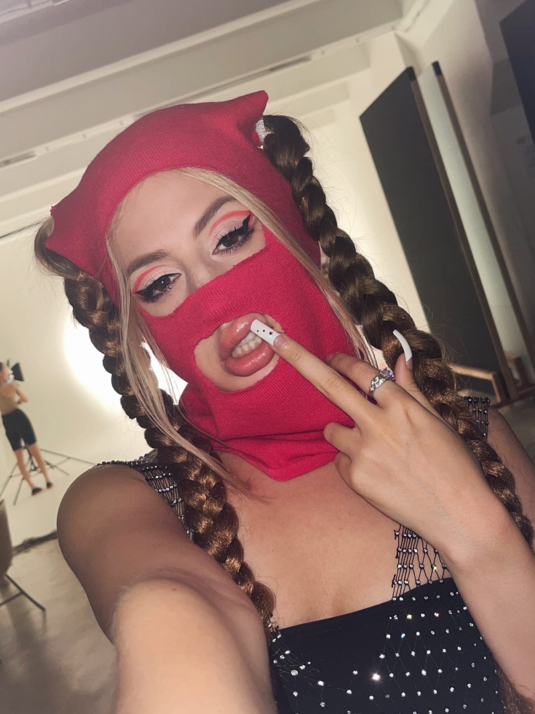 Anastasia Makeeva está desnuda