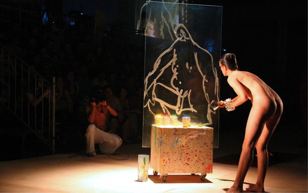 Angelen poeljokage desnuda en el escenario