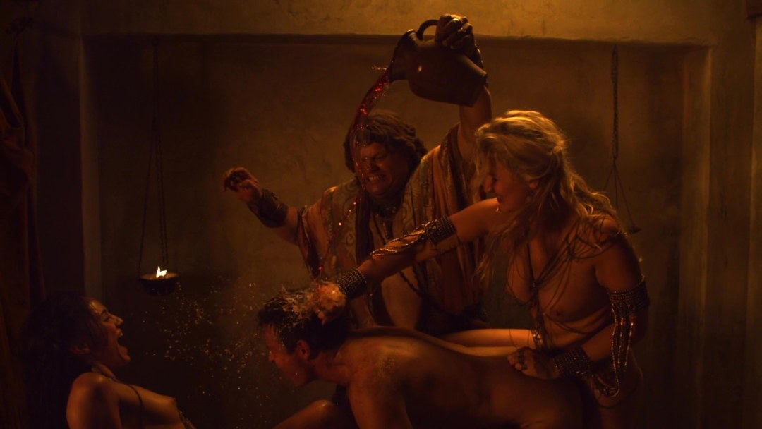 Manu Bennett Spartak Blood y arena desnuda